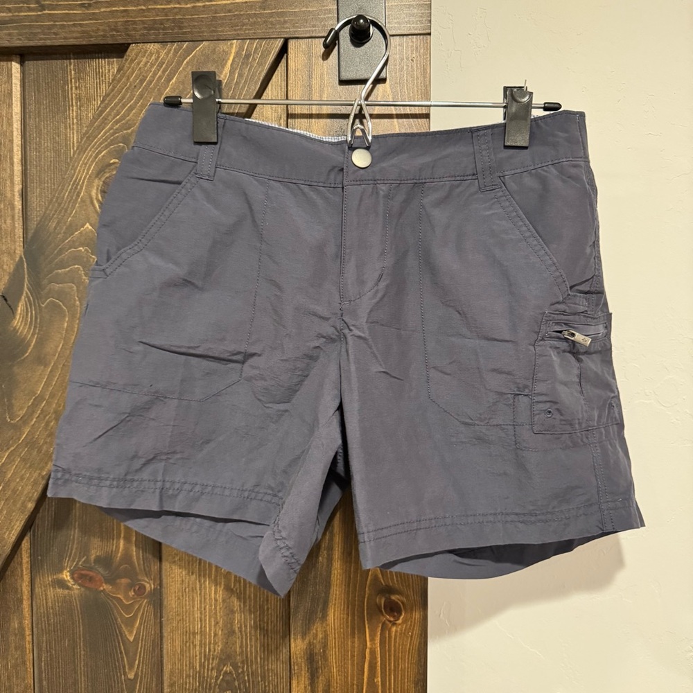 Columbia women’s navy hiking travel shorts size 6
